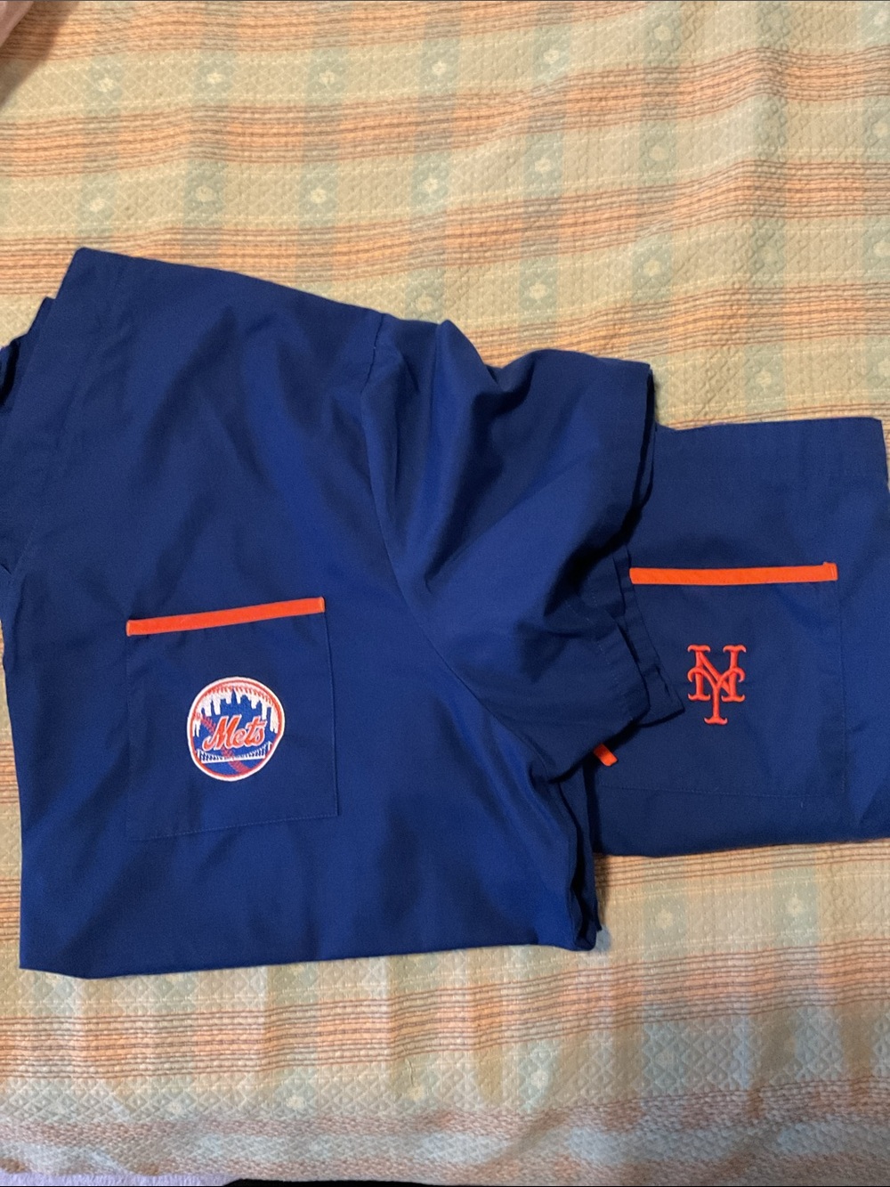 Genuine Merchandise Mets Set of  Scrubs Unisex Size 2XL